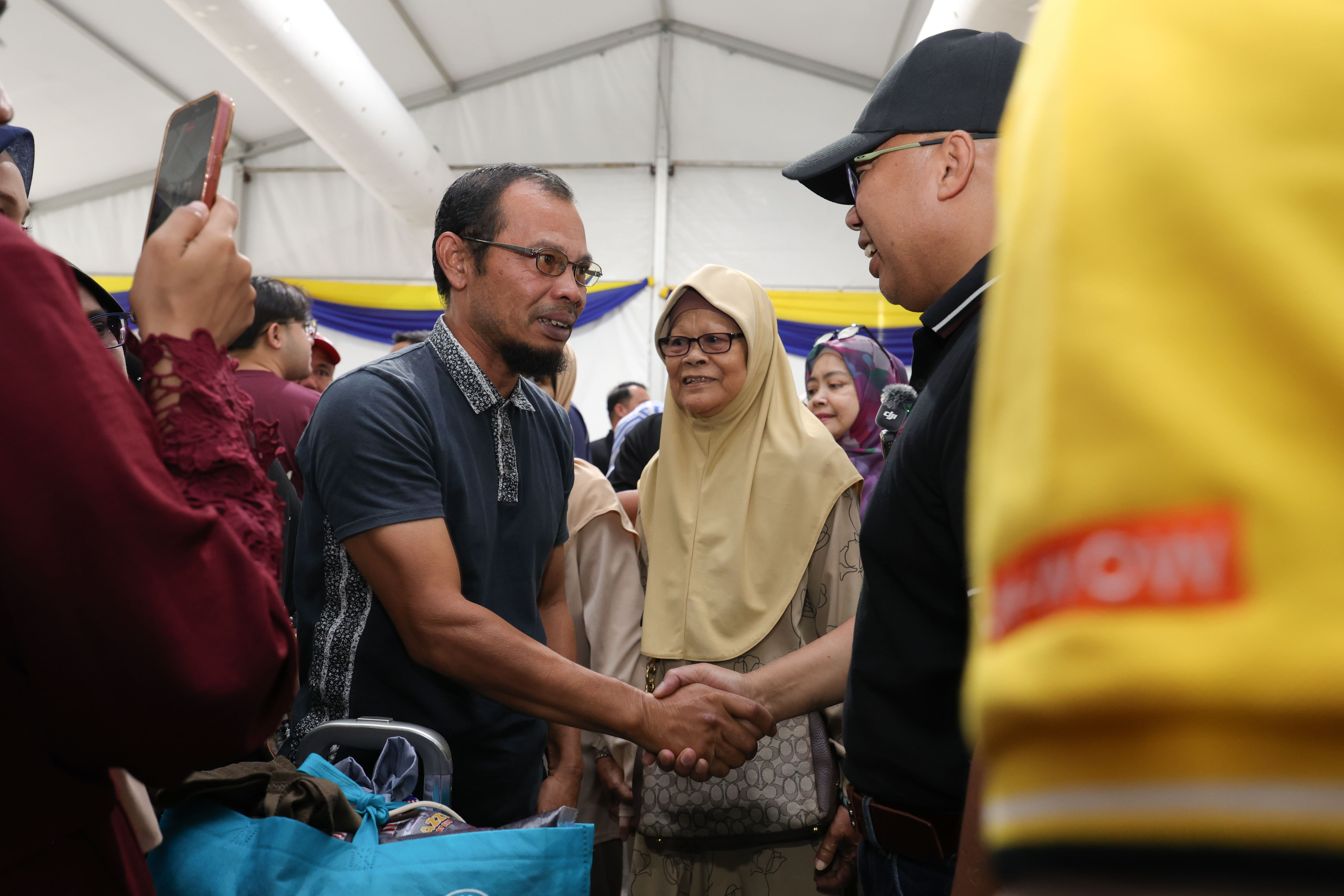 Naib Canselor Universiti Malaya, Profesor Dato’ Seri Ir. Dr. Noor Azuan Abu Osman bersalaman bersama salah seorang bapa kepada pelajar di UM WOW..jpg